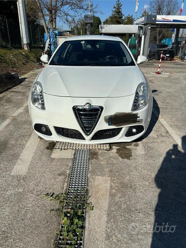 Bianco Usata 2013 Alfa Romeo Giulietta Distinctive Due volumi | 10.000 € (Cara) - Immagine 1/4