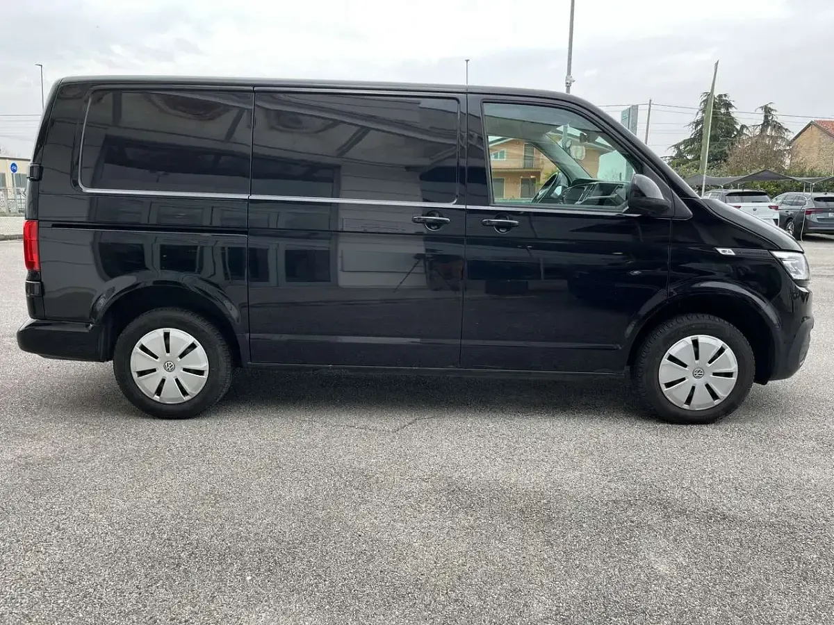 Usata VW Transporter 150 CV (110 kW) 2022 Deep black Furgone