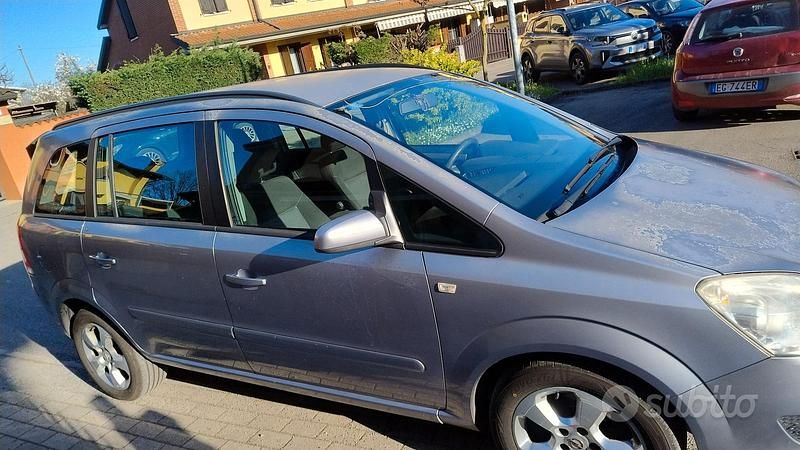 Usata Opel Zafira 2009 Grigio Monovolume