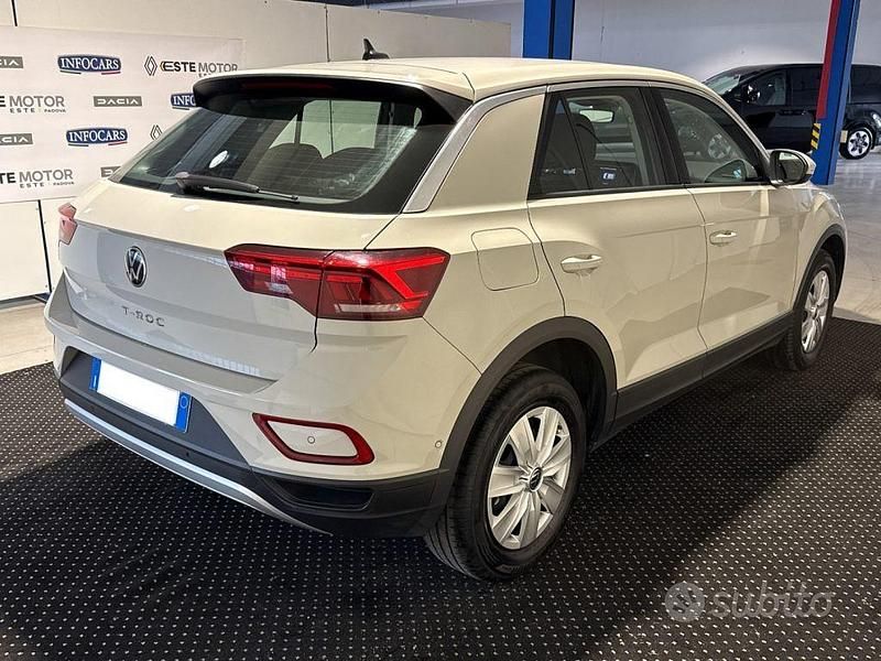 Usata VW T-Roc Life 110 CV (80 kW) 2022 Grigio metallizzato SUV