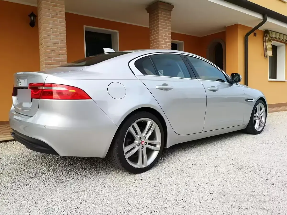 Usata Jaguar XE Portfolio 180 CV (132 kW) 2016 Grigio Berlina
