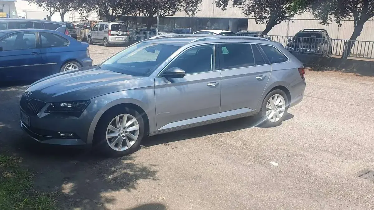 Usata Skoda Superb Executive 150 CV (110 kW) 2019 Argento Station wagon
