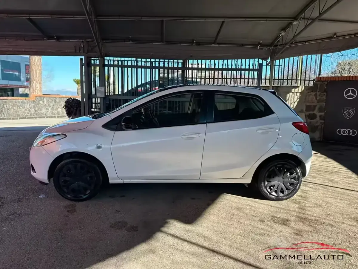 Begagnad Mazda 2 75 HK (55 kW) 2010 Vit Halvkombi