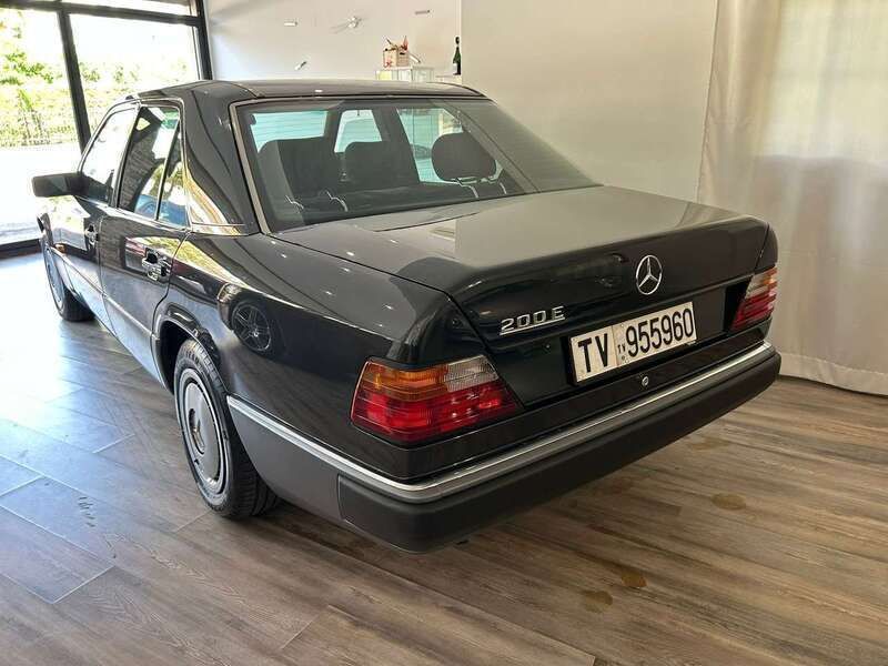 Usata Mercedes E200 122 CV (89 kW) 1992 Nero Berlina