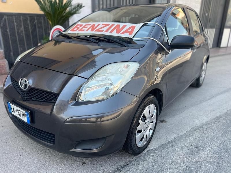 Usata Toyota Yaris 69 CV (50 kW) 2011 Grigio Utilitaria