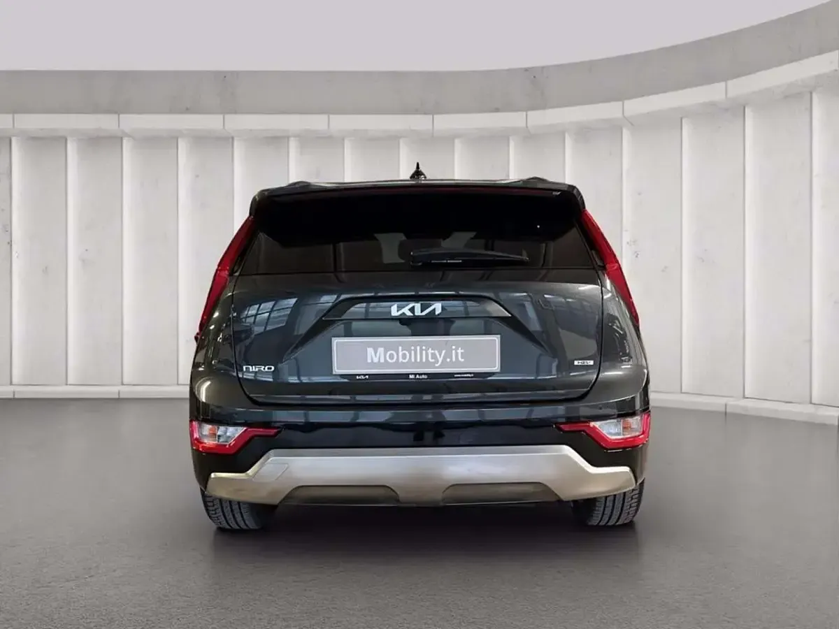 Käytetty Kia Niro Style 141 HP (103 kW) 2023 Harmaa Katumaasturi