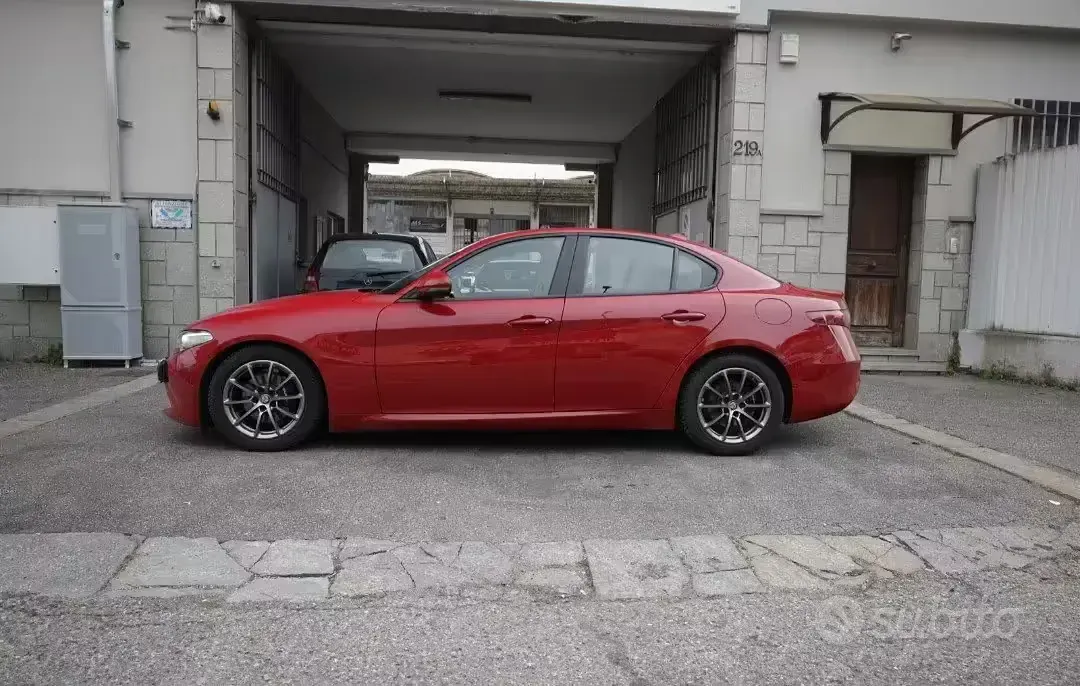 Usata Alfa Romeo Giulia 180 CV (132 kW) 2017 Rosso Berlina
