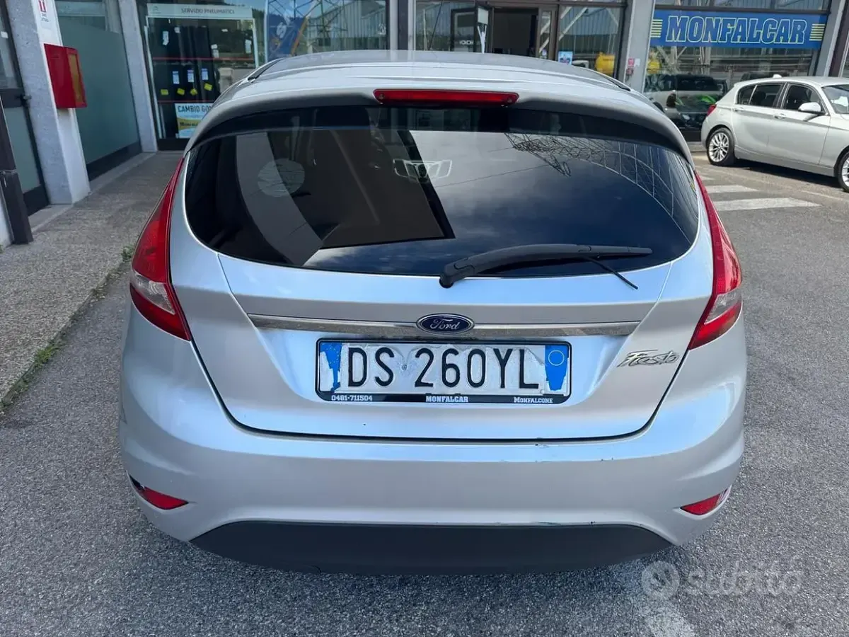 Usata Ford Fiesta Titanium 82 CV (60 kW) 2008 Grigio Utilitaria