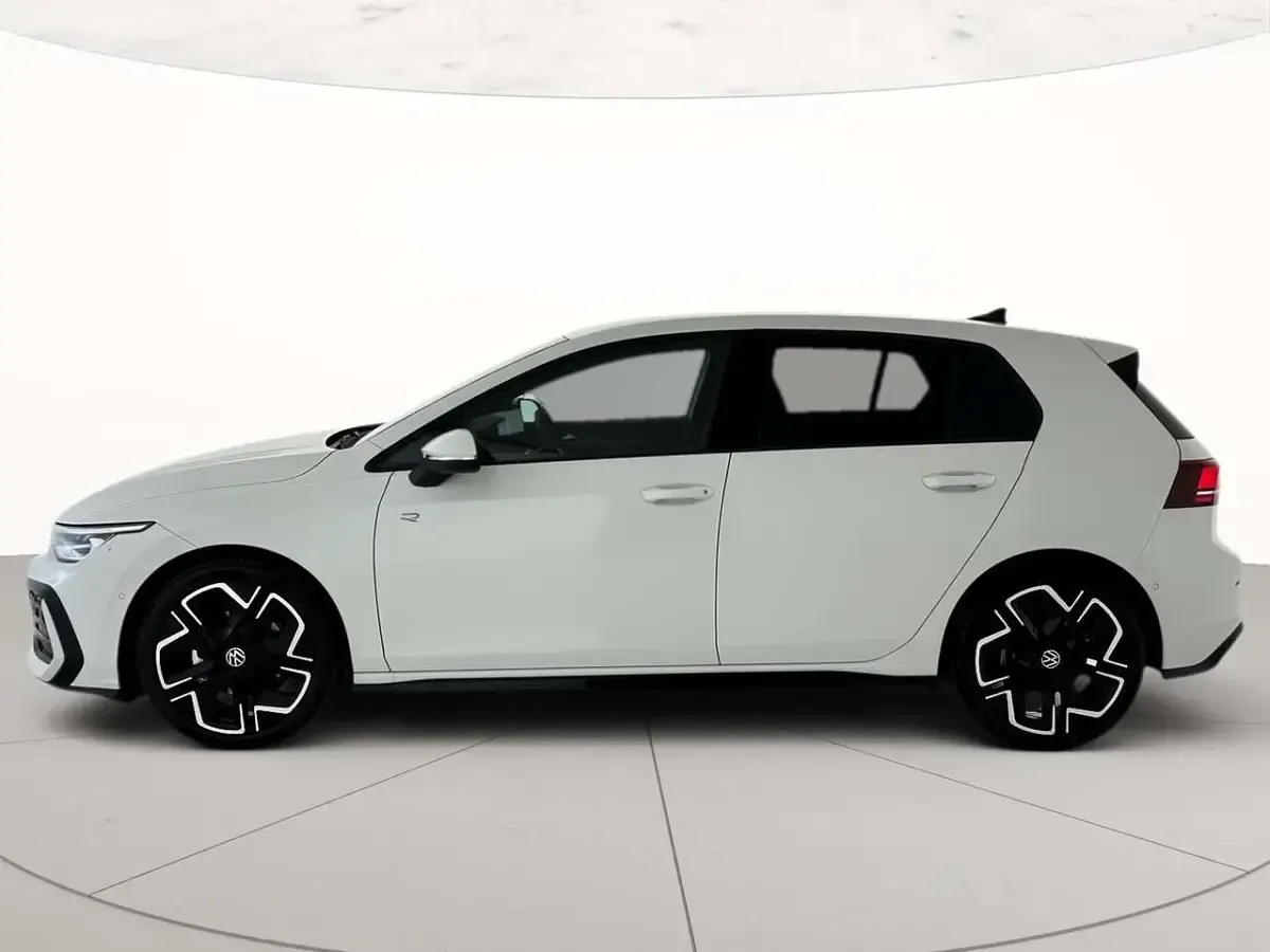 Nuova VW Golf VIII R-line Plus 150 CV (110 kW) 2026 Pure white Berlina