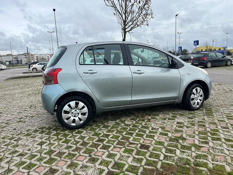 Begagnad Toyota Yaris Sol 90 HK (66 kW) 2008 Grå Halvkombi