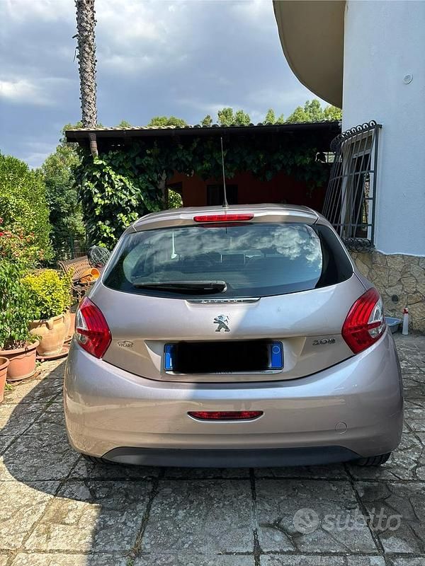 Usata Peugeot 208 68 CV (50 kW) 2012 Utilitaria