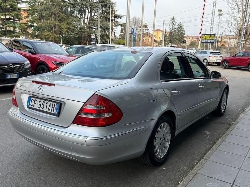 Usata Mercedes E240 Avantgarde 177 CV (130 kW) 2003 Grigio Berlina