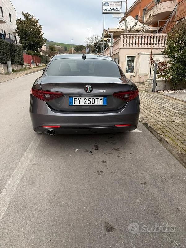 Usata Alfa Romeo Giulia 160 CV (117 kW) 2019 Grigio Berlina