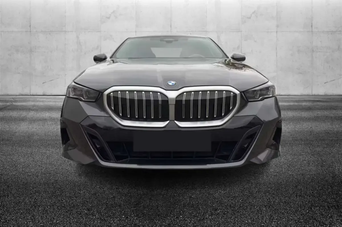 Usata BMW 520 M Sport 197 CV (144 kW) 2024 Grigio Berlina