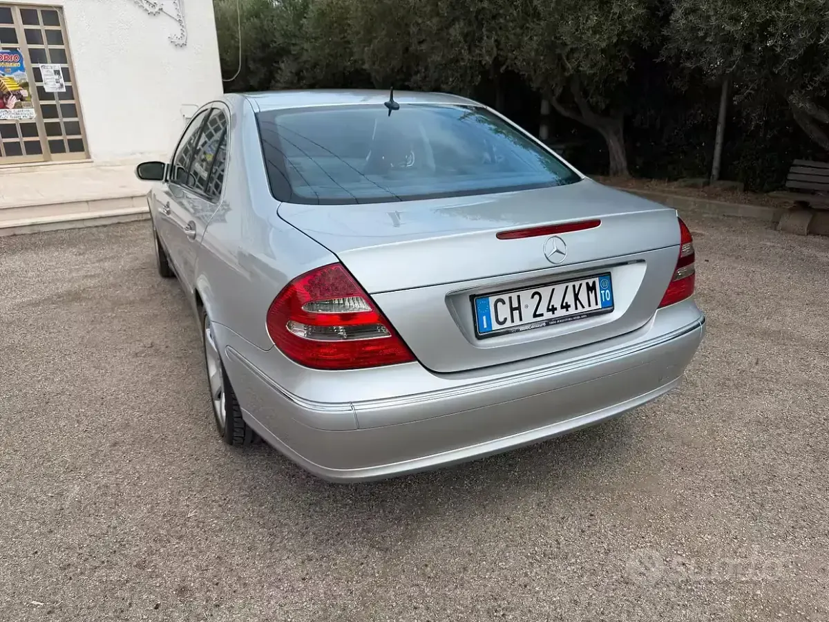 Usata Mercedes E270 177 CV (130 kW) 2003 Grigio Berlina
