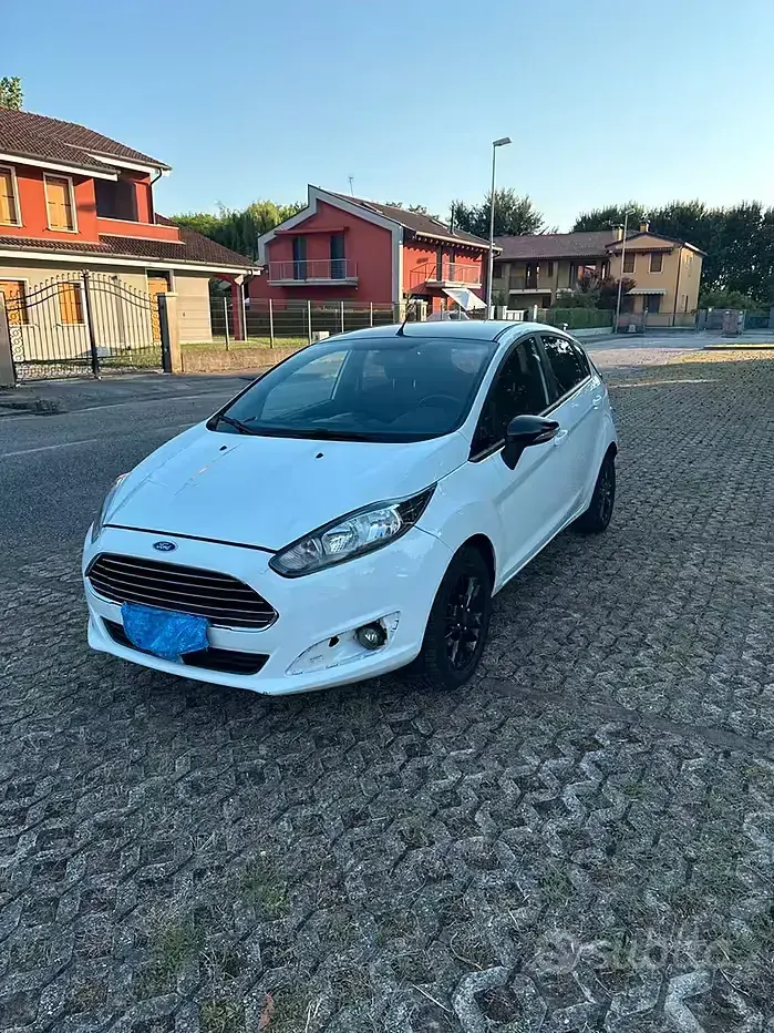 Usata Ford Fiesta 75 CV (55 kW) 2015 Bianco Utilitaria