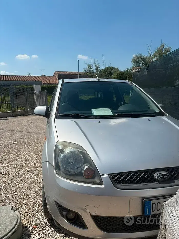 Usata Ford Fiesta 75 CV (55 kW) 2006 Grigio Utilitaria