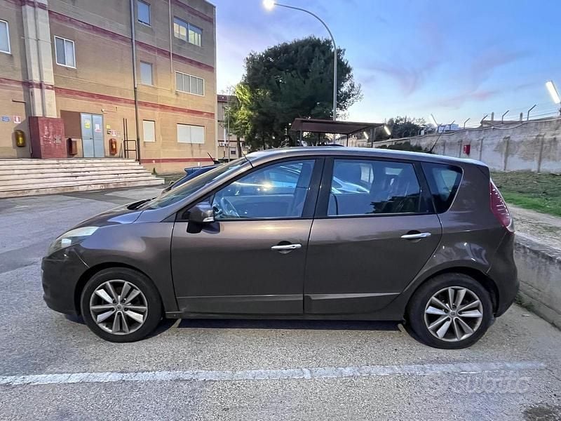 Usata Renault Scénic III XMOD 110 CV (80 kW) 2009 Marrone Monovolume