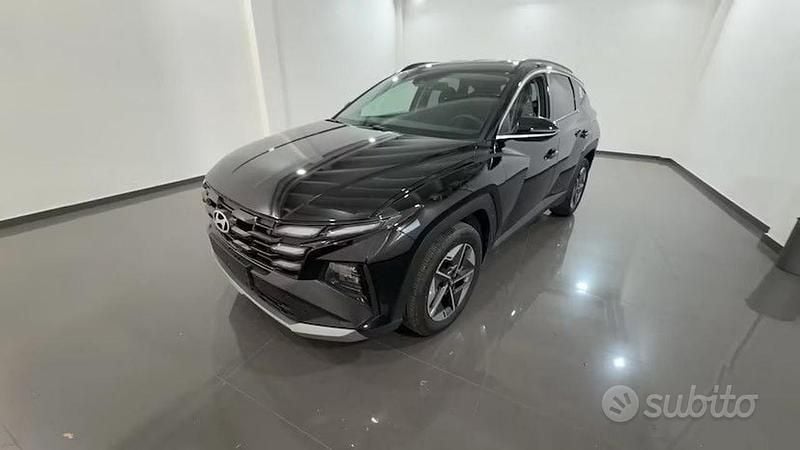 Nero Nuova 2025 Hyundai Tucson SUV | 32.390 € (Ottimo prezzo) - Immagine 1/4