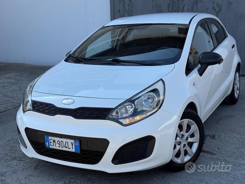 Usata Kia Rio 75 CV (55 kW) 2012 Grigio Berlina