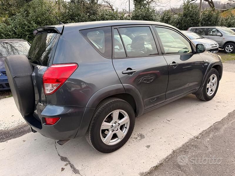 Usata Toyota RAV4 Luxury 177 CV (130 kW) 2006 Grigio SUV