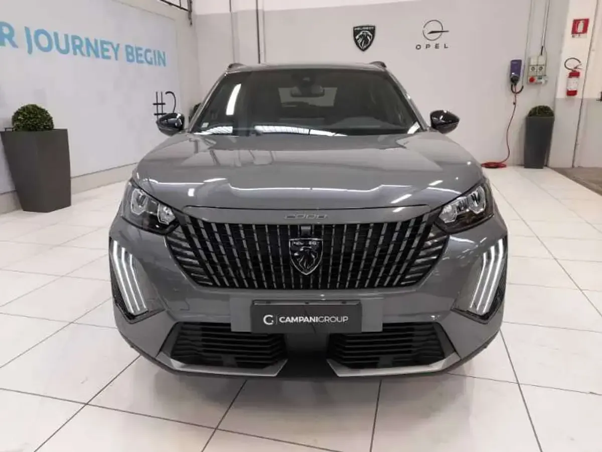 Usata Peugeot 2008 Allure 131 CV (96 kW) 2023 Grigio titanio SUV