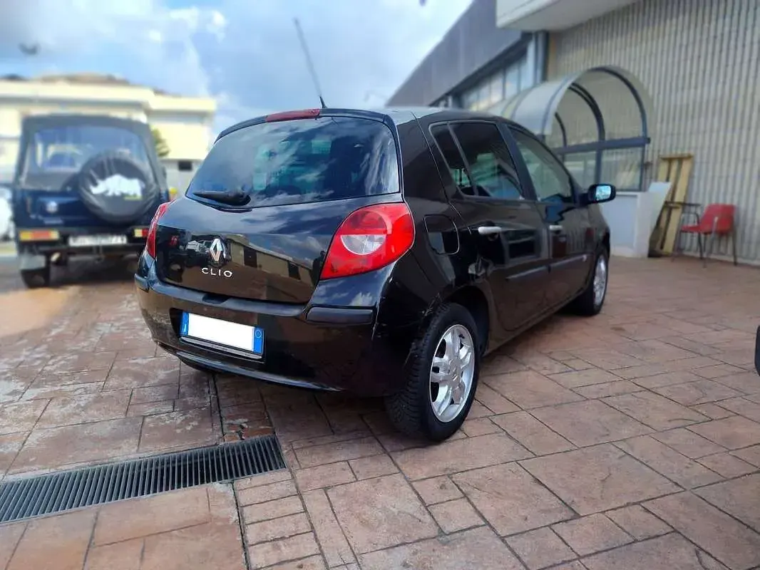 Usata Renault Clio III LE 75 CV (55 kW) 2007 Nero Berlina