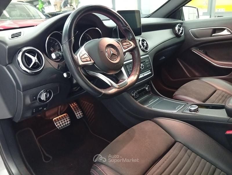 Usata Mercedes GLA200 Premium 136 CV (100 kW) 2019 Gray SUV