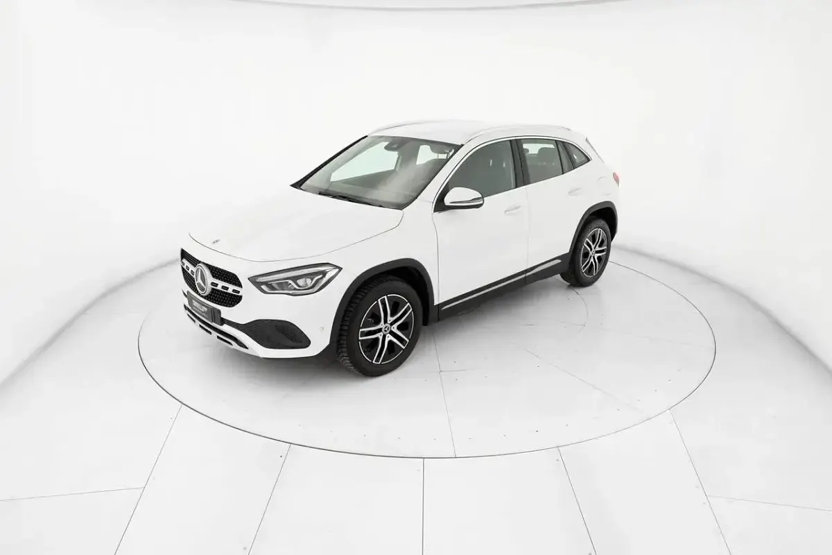 Usata Mercedes GLA200 150 CV (110 kW) 2022 Bianco SUV