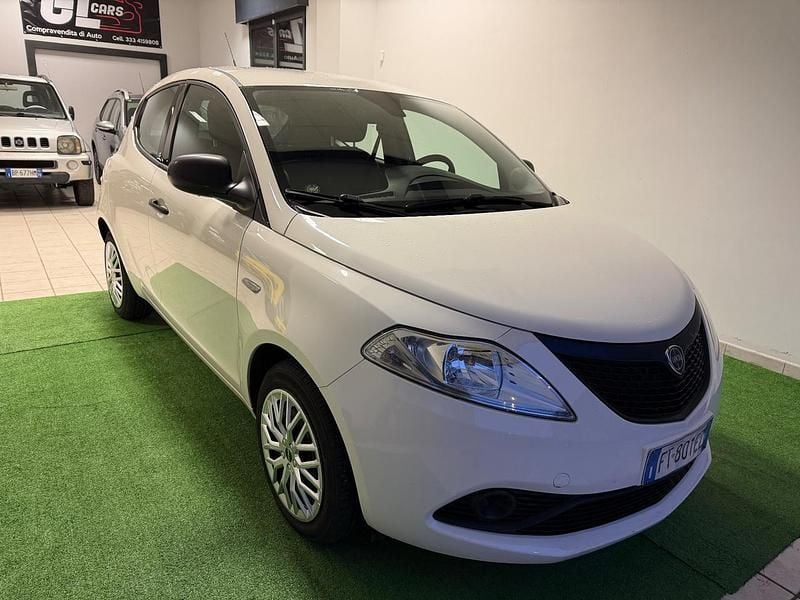 Usata Lancia Ypsilon Gold 69 CV (50 kW) 2018 Bianco Utilitaria