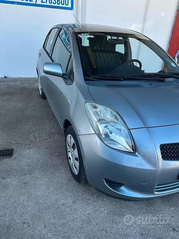 Usata Toyota Yaris 84 CV (61 kW) 2007 Grigio Utilitaria