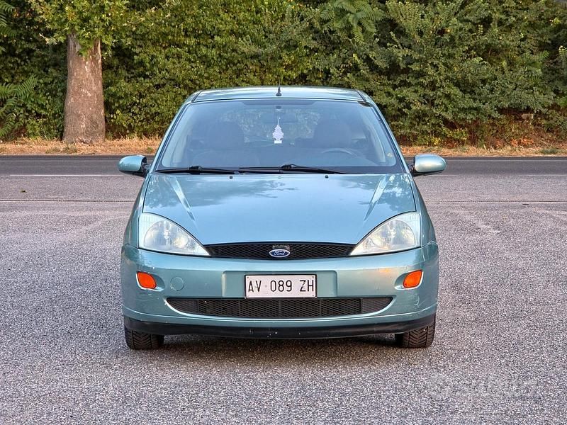 Usata Ford Focus Ghia 100 CV (73 kW) 2002 Blu Berlina
