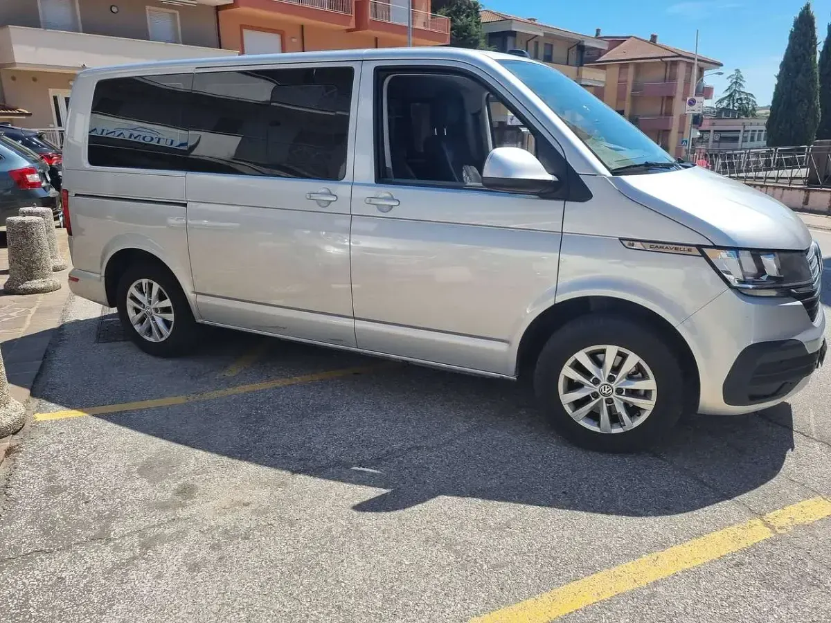 Usata VW Caravelle Comfortline 150 CV (110 kW) 2023 Argento Furgone