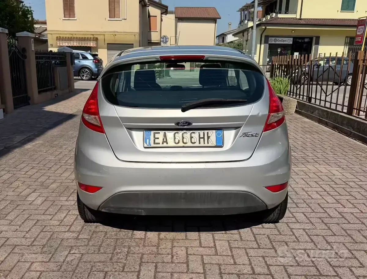 Usata Ford Fiesta 97 CV (71 kW) 2009 Grigio Utilitaria