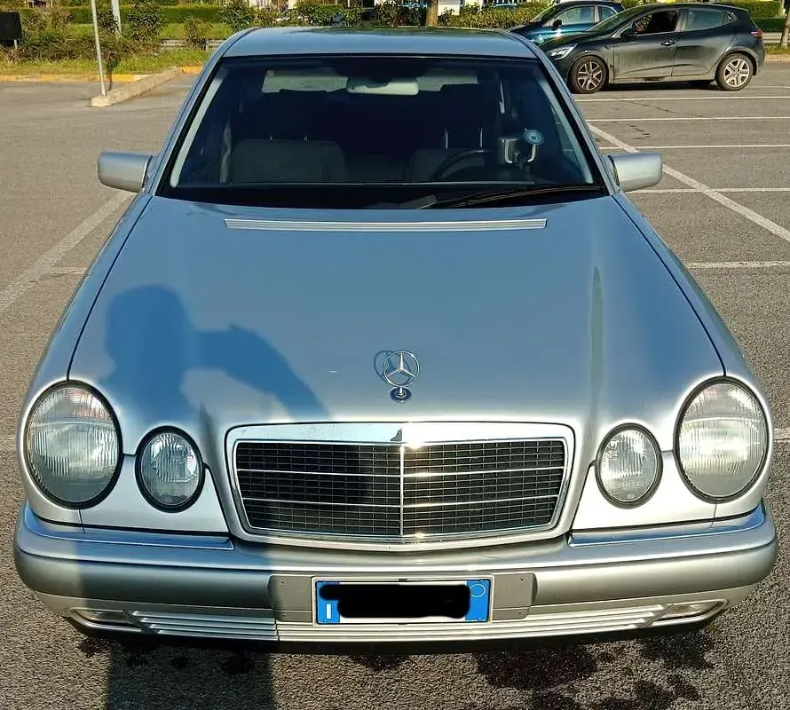 Usata Mercedes E200 Elegance 136 CV (100 kW) 1998 Argento Berlina