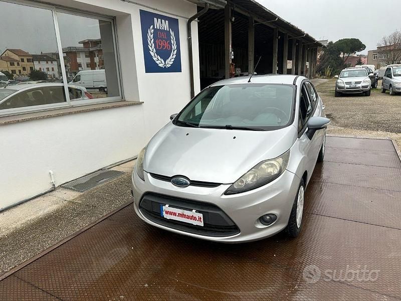 Usata Ford Fiesta 82 CV (60 kW) 2009 Grigio Berlina