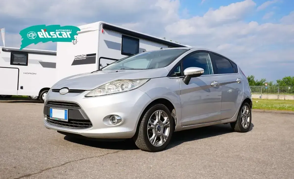 Usado Ford Fiesta 97 HP (71 kW) 2009 Cinzento Sedan