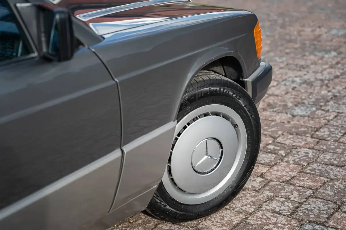 Usata Mercedes 190 90 CV (66 kW) 1990 Grigio Berlina