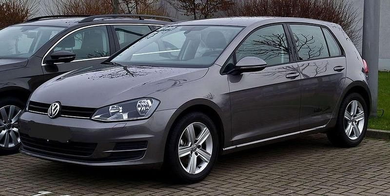 Grigio Usata 2019 VW Golf VII Tre volumi | 14.999 € (Buon prezzo) - Immagine 1/1