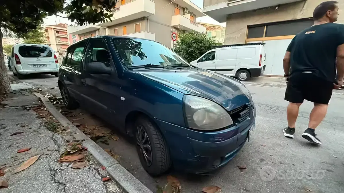 Usata Renault Clio II 58 CV (42 kW) 2003 Bluazzurro Berlina