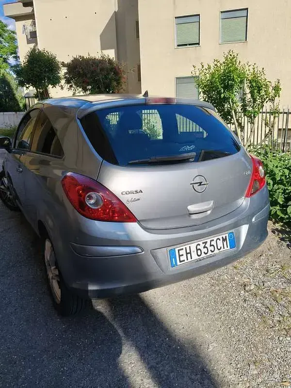 Usata Opel Corsa Edition 75 CV (55 kW) 2011 Grigio Utilitaria