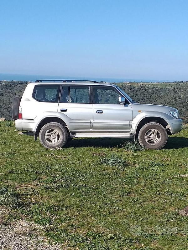 Grigio Usata 2000 Toyota Land Cruiser Tre volumi | 14.500 € (Cara) - Immagine 1/4