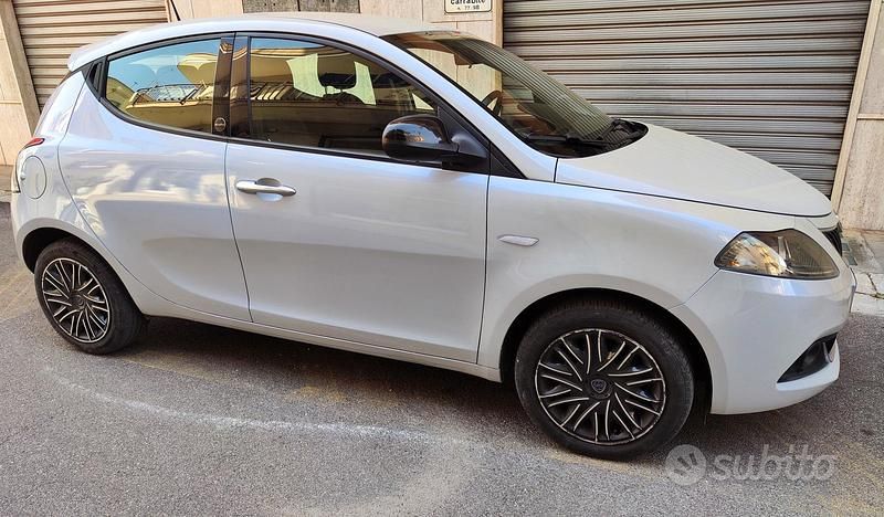 Usata Lancia Ypsilon Gold 69 CV (50 kW) 2021 Grigio Utilitaria
