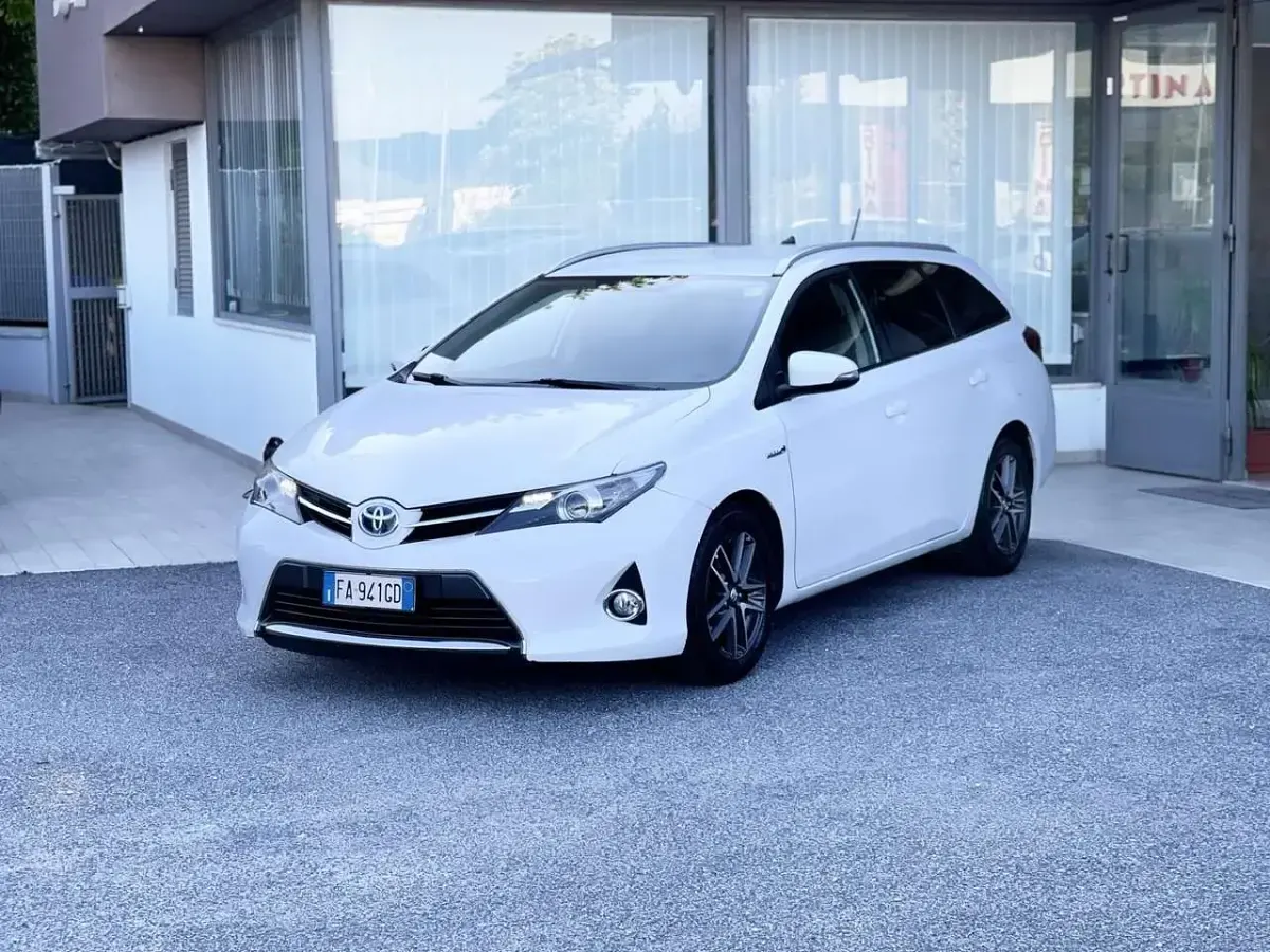 Usata Toyota Auris Hybrid 99 CV (72 kW) 2015 Bianco Station wagon