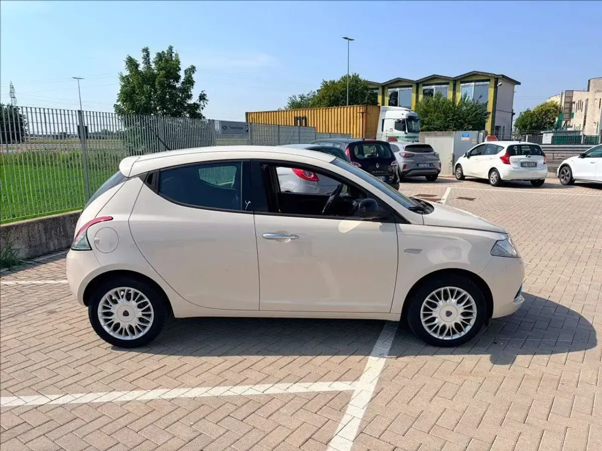 Usata Lancia Ypsilon Silver 69 CV (50 kW) 2016 Beige Utilitaria