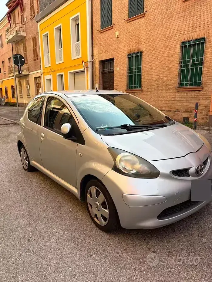 Usata Toyota Aygo 68 CV (50 kW) 2007 Grigio Utilitaria