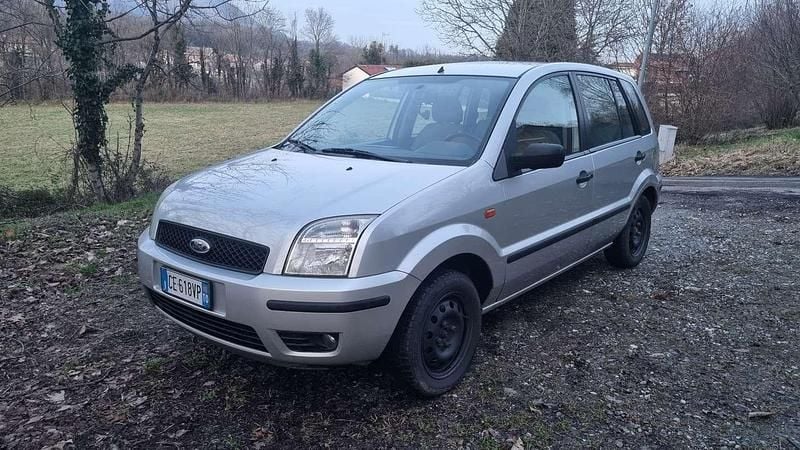 Usata Ford Fusion Zetec 68 CV (50 kW) 2002 Argento Utilitaria