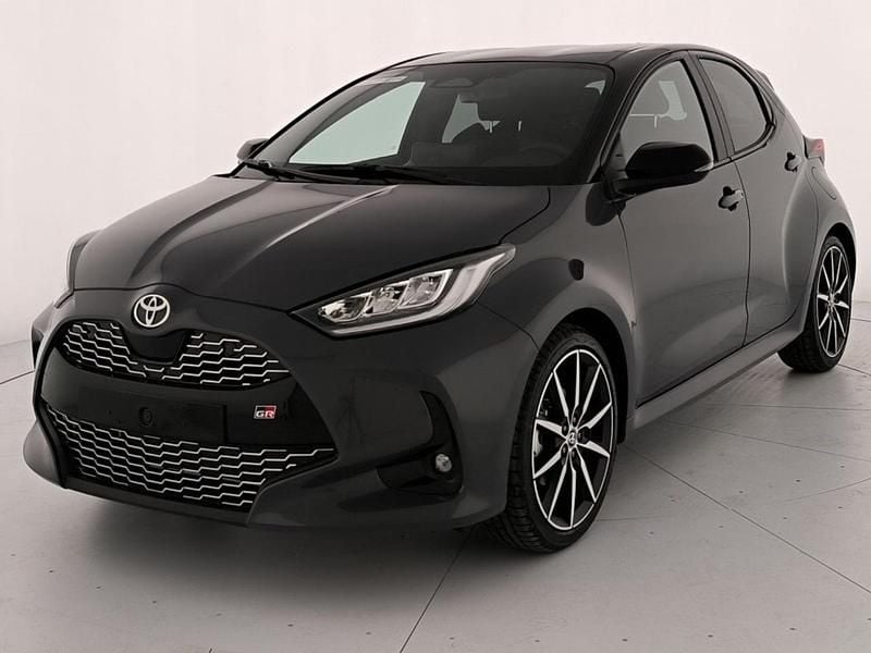 Nuova 2025 Toyota Yaris Sport Tre volumi | 28.500 € (Cara) - Immagine 1/4