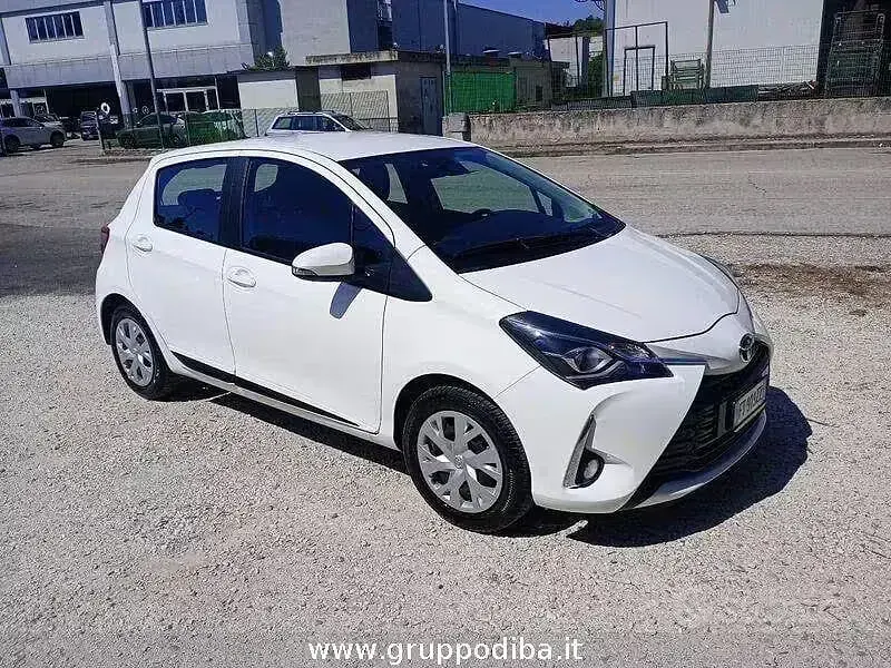Usata Toyota Yaris Active 72 CV (52 kW) 2019 Bianco Berlina