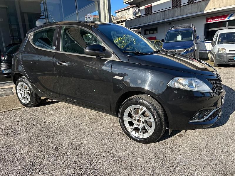 Usata Lancia Ypsilon Platinum 114 CV (83 kW) 2016 Nero Utilitaria